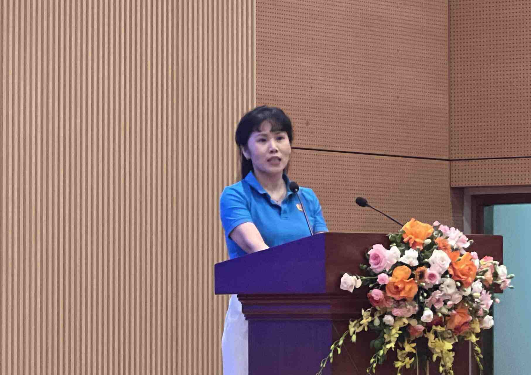 La Sra. Phan Thi Hong Tham respondio para lanzar un mes de trabajo y el mes de seguridad laboral e higiene en 2025 con el contenido que mejora constantemente las condiciones y el entorno laboral mejor. Foto: Kieu Vu