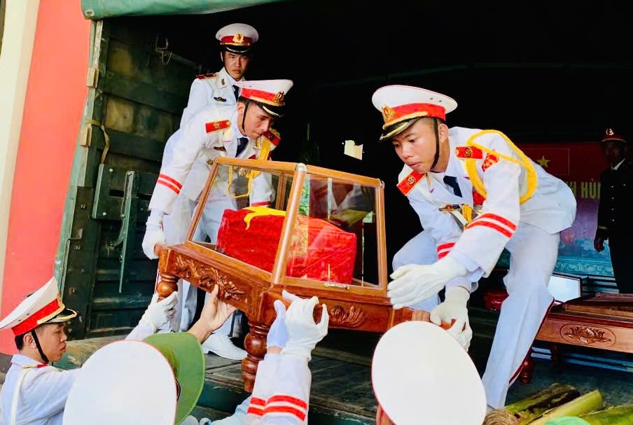 17 restos de martires sacrificados en Laos fueron recibidos a Quang Binh en la mañana del 20 de mayo. Foto: Xuan Duc