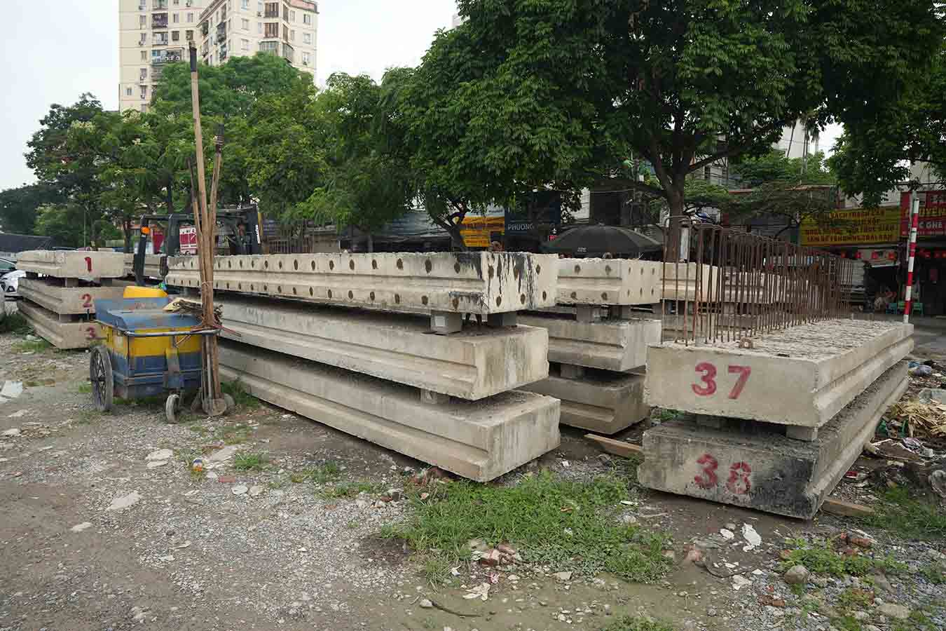 Dam cau duoc tap ket dau ngo 178 Trinh Dinh Cuu. Anh: Huu Chanh 