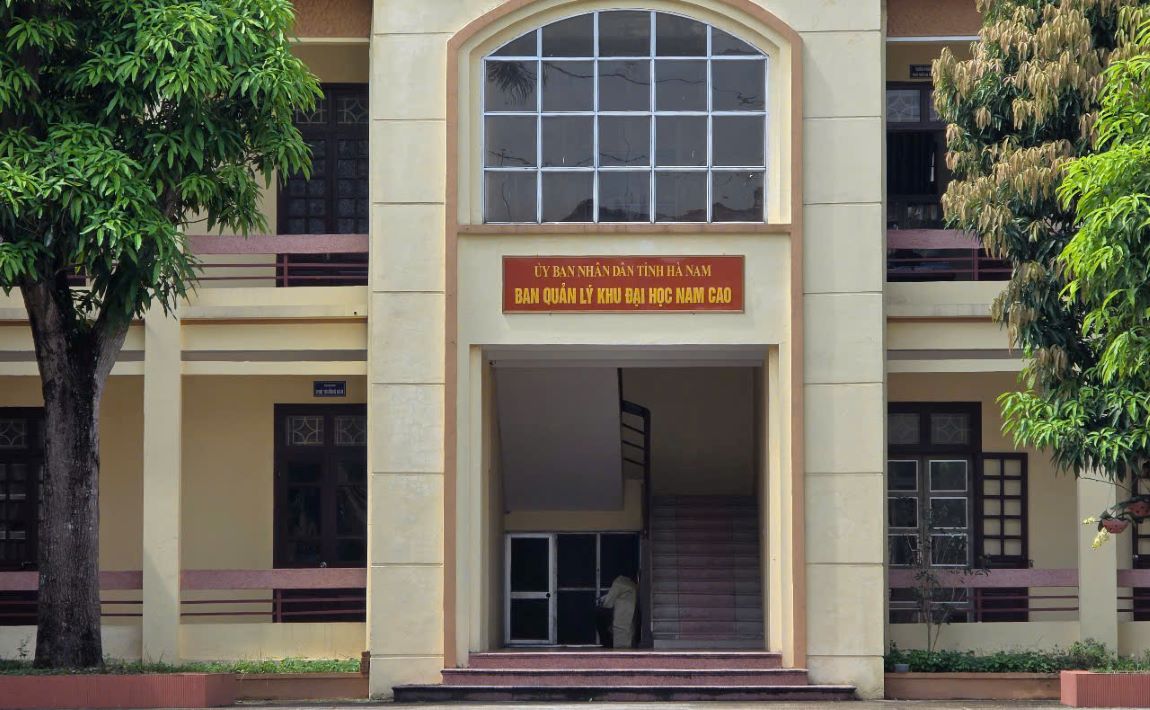 Reporters from Lao Dong Newspaper contacted and exchanged information with the Management Board of Nam Cao University, Ha Nam Province to clarify the reason why CIENCO4 was banned from participating in bidding for 4 years in this locality. Photo: Trung Du