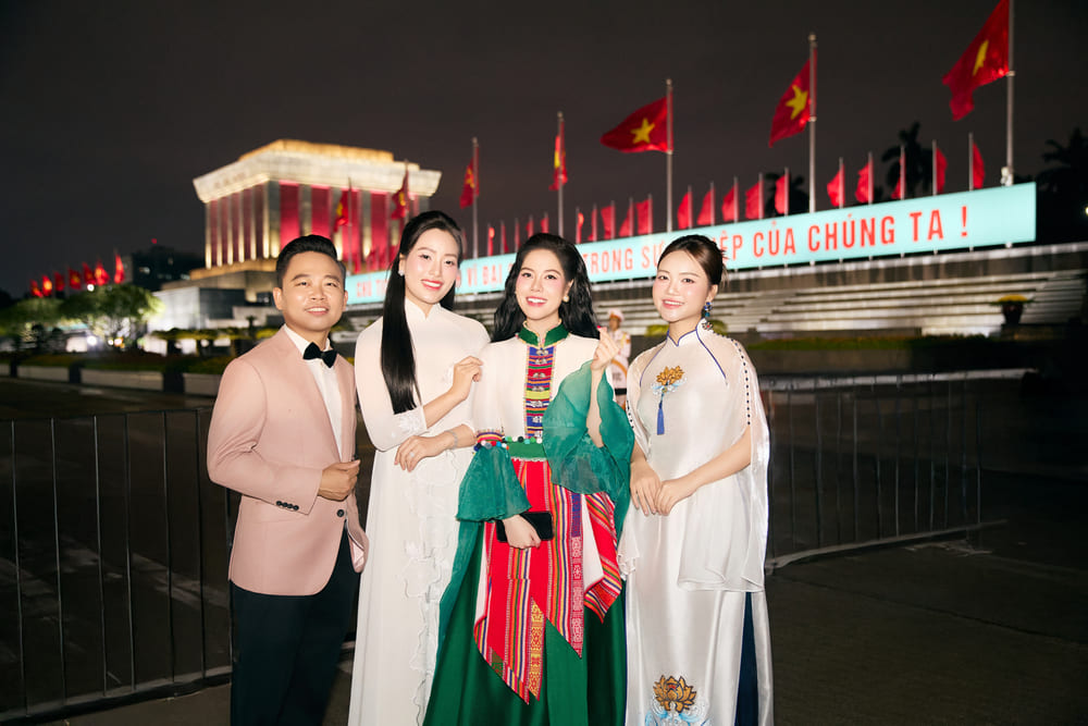 Sao Mai Huyen Trang va cac nghe si tham gia chuong trinh. Anh: NVCC