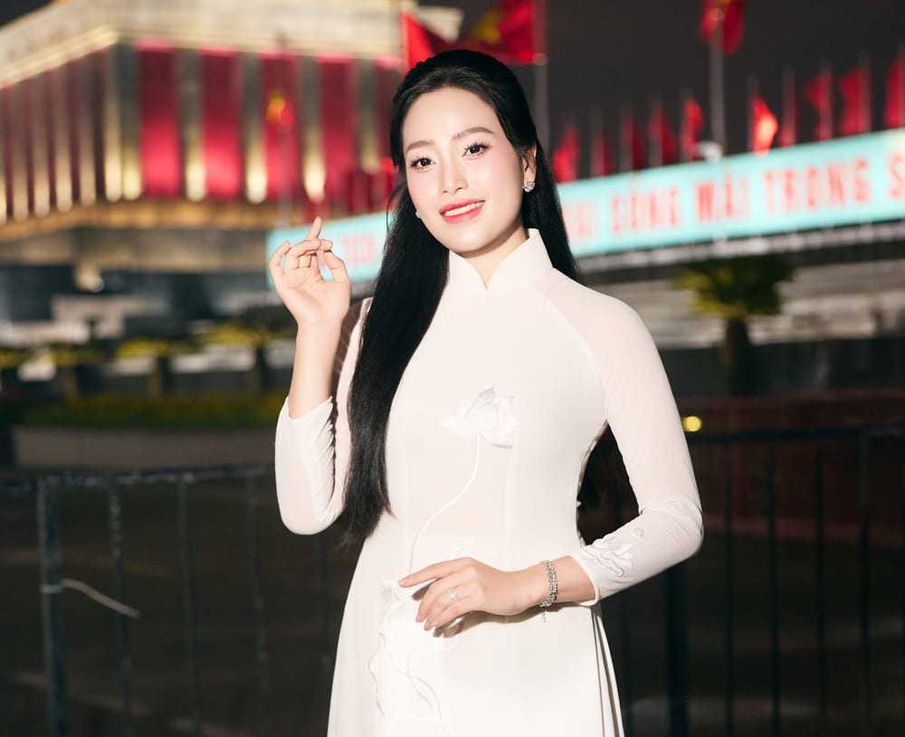 Sao Mai Huyền Trang xúc động khi tham gia chương trình nghệ thuật đặc biệt nhân dịp kỷ niệm sinh nhật Bác. Ảnh: NVCC