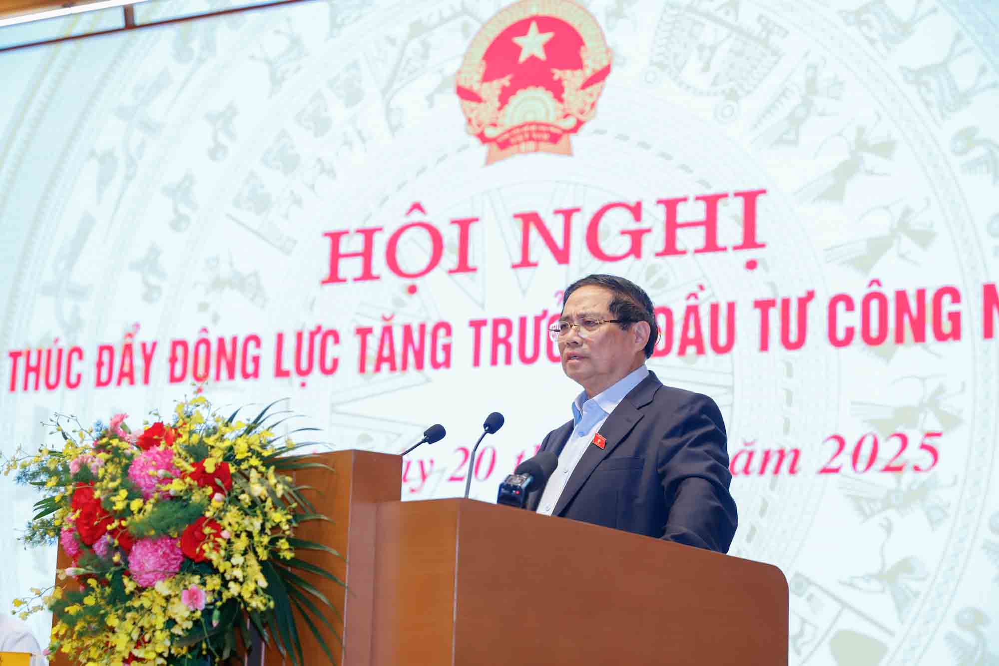 Politburo member and Prime Minister Pham Minh Chinh expressed his gratitude to the people for giving up land, accommodation, livelihoods... for the projects. Photo: VGP/Nhat Bac.