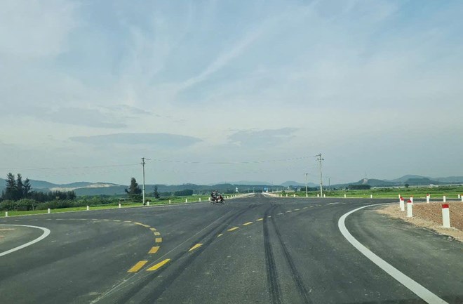 Vi tri giao cat o Quoc lo 8C voi duong dan cao toc o xa Cam Quan khi chua lap dao giao thong. Anh: Tran Tuan.