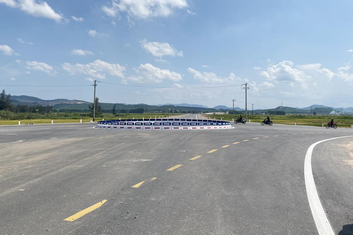 Traffic islands have been installed to limit accidents at the intersection of National Highway 8C with the expressway access in Cam Quan commune. Photo: Tran Tuan.