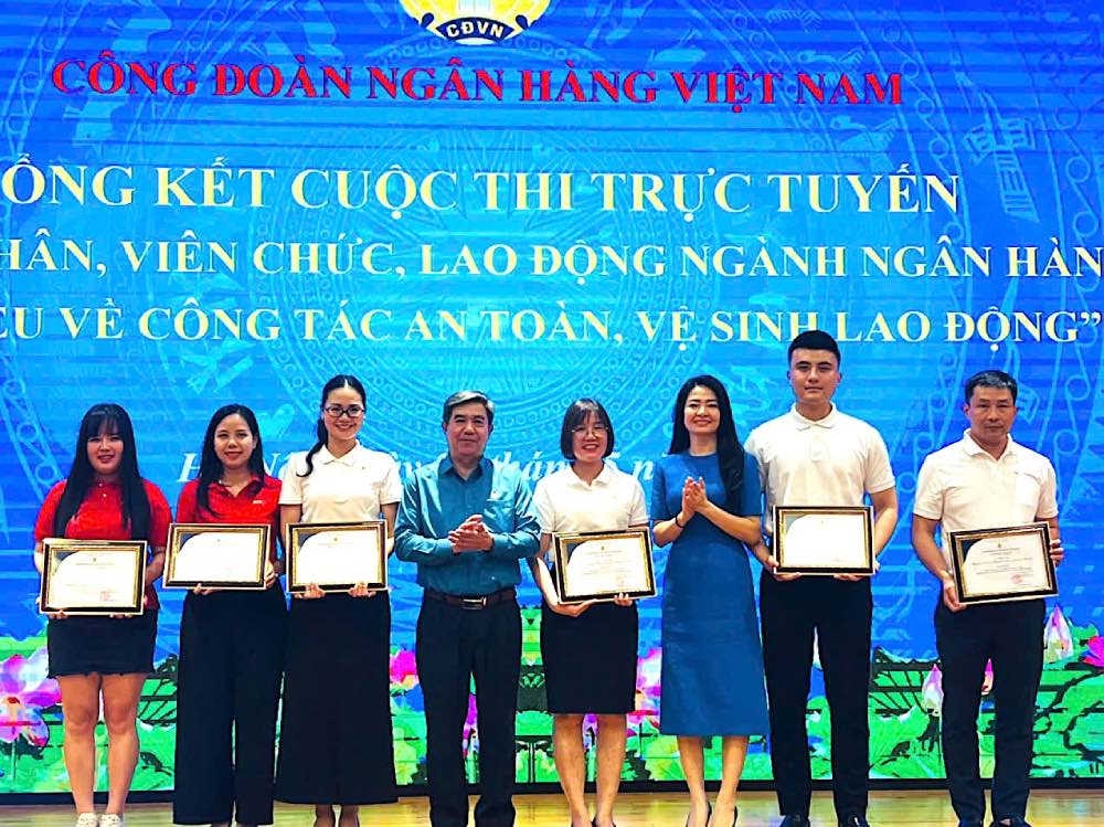 Sra. Nguyen Khanh Chi (3er de la derecha) - Vicepresidente permanente del sindicato bancario de Vietnam y el Sr. Tran Hong Tuan (5to de la derecha) - Vicepresidente de Vietnam Bank Trade Union otorgo la competencia en linea para trabajadores, funcionarios y empleados de la industria bancaria para aprender sobre la seguridad ocupacional y el higienico en 2025. Foto: Kieu Vu Vu Vu