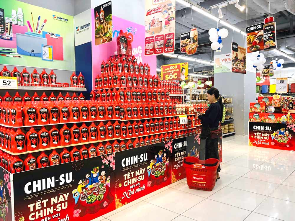 WinMart uu dai khuyen mai Tet len toi 50%, ap dung cho nhieu mat hang, uu dai dac quyen tu cac nhan hang Omachi_Chinsu,.... Anh: Hong Van