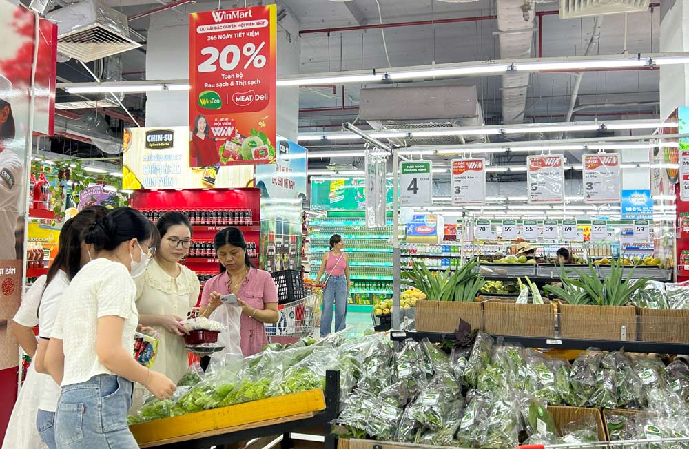 Khach hang mua sam tai sieu thi WinMart. Anh: Hong Van