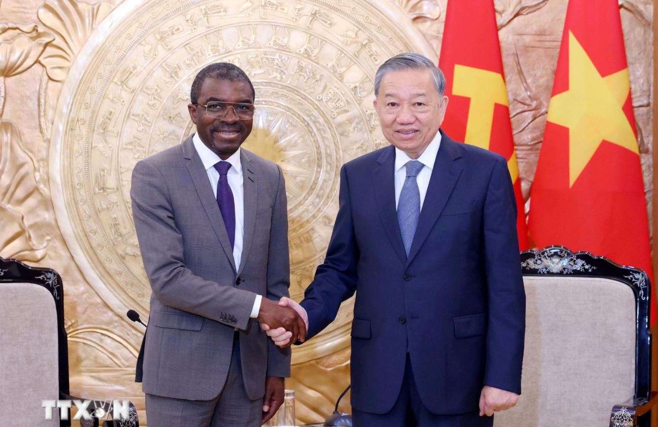 General Secretary To Lam received Mr. Lazare Eloundou Assomo, Director of the World Heritage Center under UNESCO. Photo: VNA