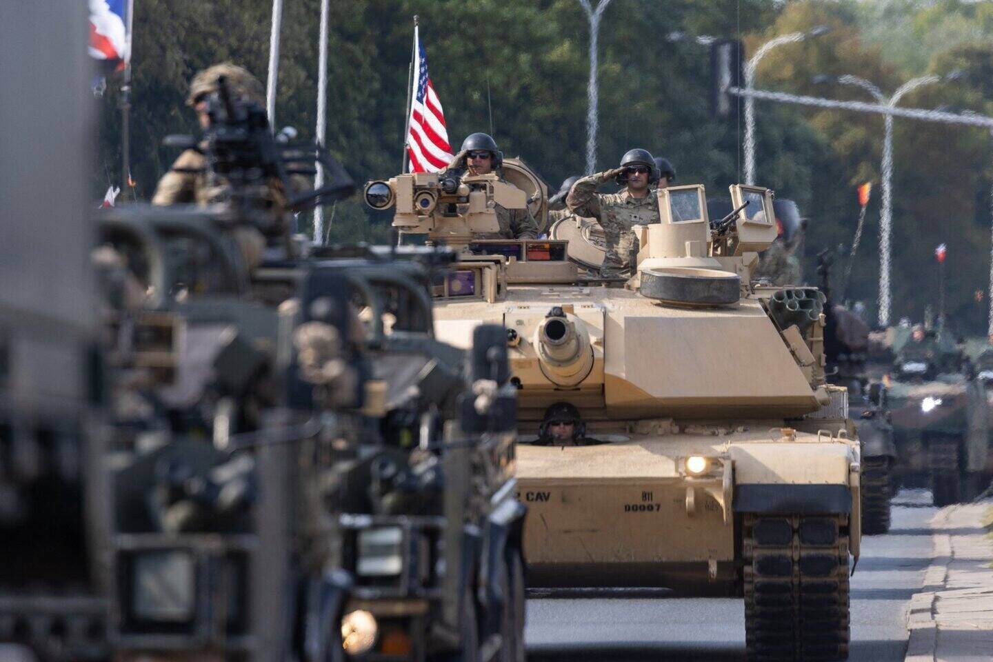 Australia es el SIDA de los tanques Abrams que han sido eliminados para Ucrania.  En la foto esta el tanque Abrams del ejercito estadounidense que participa en el desfile en Varsovia, Polonia en 2024. Foto: AFP