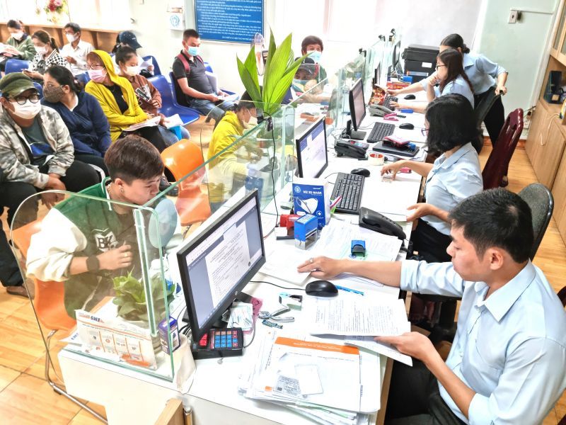 A partir del 1 de julio de 2025, el expediente de la propuesta para disfrutar del seguro social de un momento incluye: libro de seguro social, solicitud por escrito de un seguro social unico para los trabajadores. Foto: Indonesia