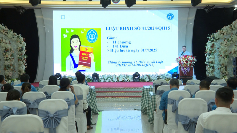 Lao Cai Labor Confederation propaga la ley sindical, la ley sobre seguro social a miembros y empleados sindicales. Foto: Kim Tuyen