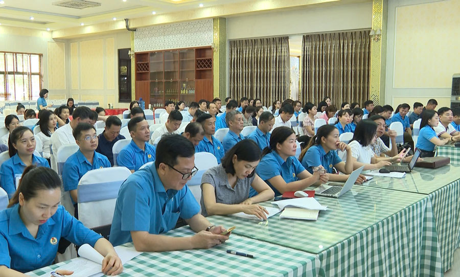 200 can bo, doan vien, cong nhan vien chuc lao dong tinh Lao Cai tham du hoi nghi. Anh: Kim Tuyen