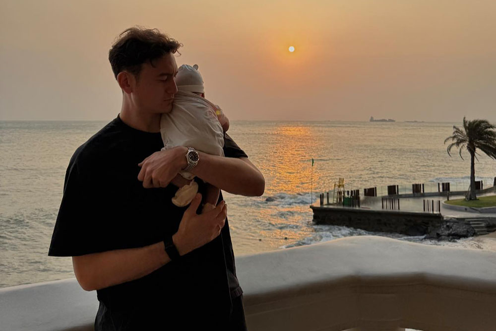 Goalkeeper Dang Van Lam and his son. Photo: Character provided