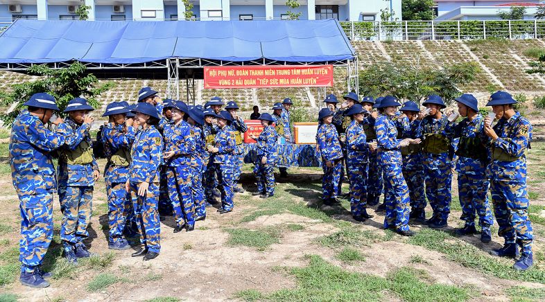 Tren thao truong nang nong, luon co su tiep suc tu Hoi Phu nu cua Trung tam dong hanh cung cac chien si.