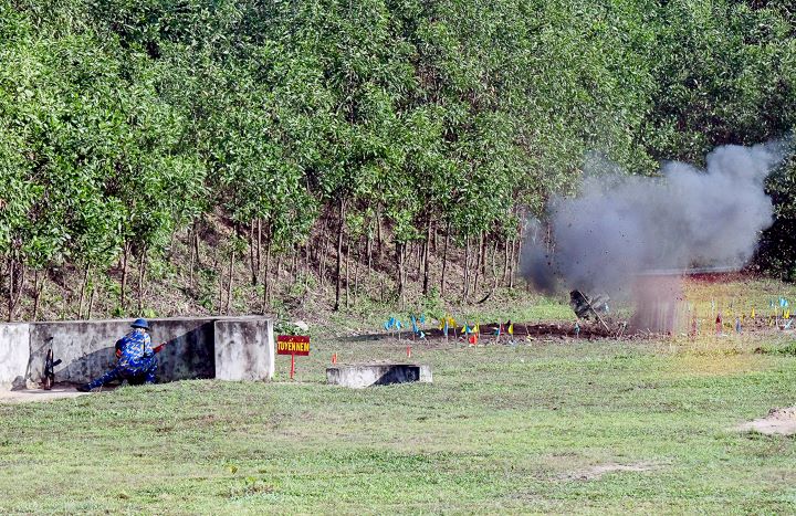 Dai uy Huynh Tan Vu, Dai doi truong Dai doi 4 cho biet: “Chung toi luon xac dinh tung chien si buoc vao noi dung kiem tra phai dat duoc su chu dong, khong lung tung, khong bat ngo. Bang chuong trinh huan luyen sat thuc te, phoi hop nhuan nhuyen giua ky nang va ban linh, 100% chien si hoan thanh tot noi dung 3 tieng no, dam bao an toan tuyet doi.