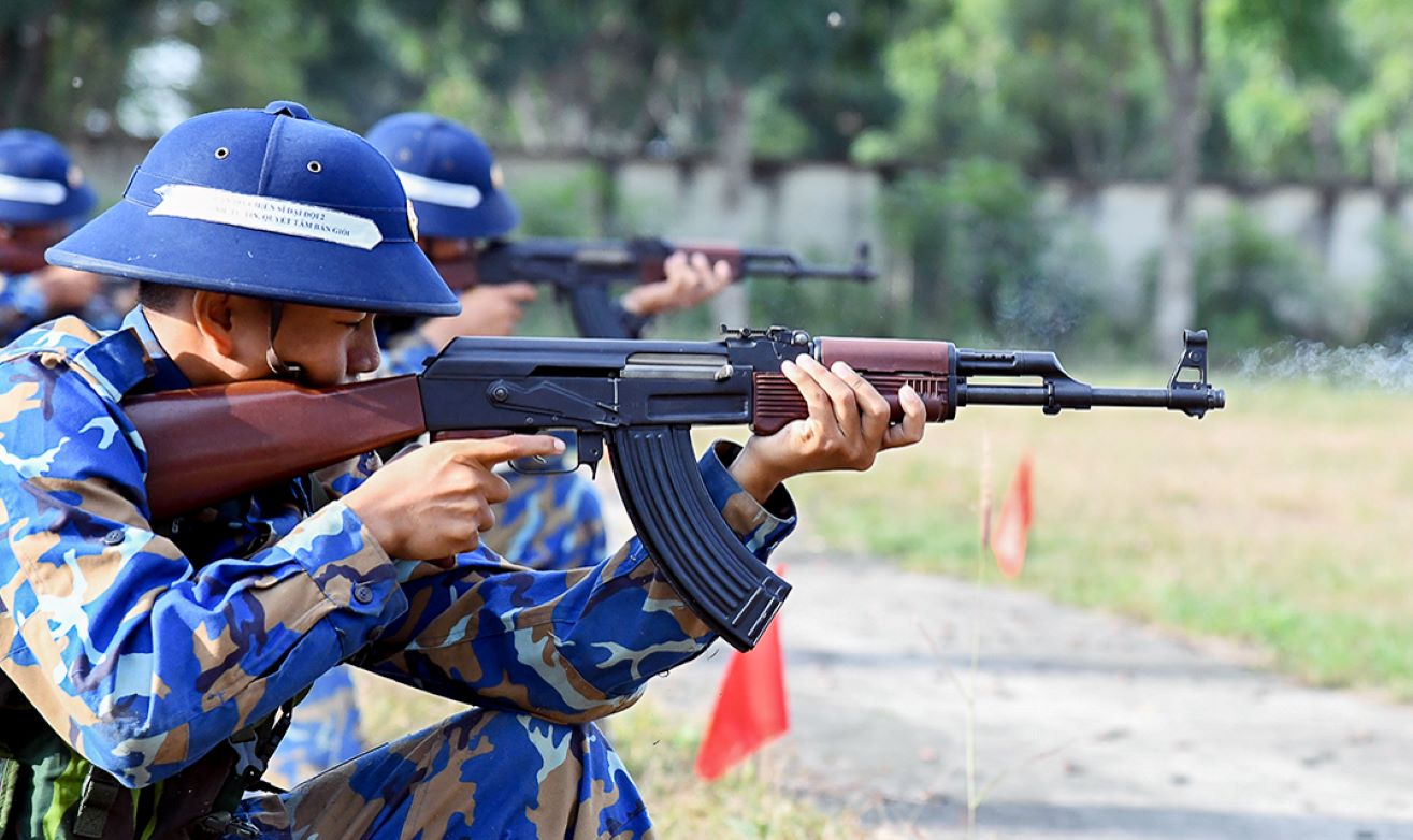 Binh nhi Mai Viet Hoang, Tieu doi 9, Trung doi 3, Dai doi 2, Tieu doan 1 tap trung ngam ban dung muc tieu.