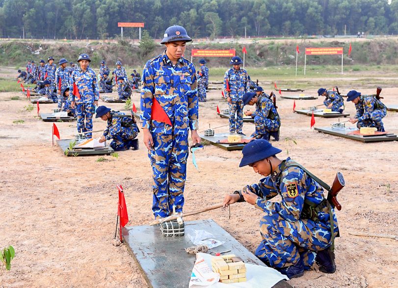 Tren thao truong danh thuoc no, cac chien si thuc hien dong tac lap kip, noi day, do thoi gian chay, cach dat khoi no dung quy cach.