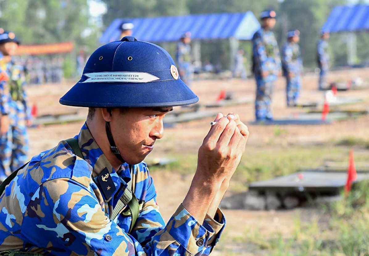 Chien si Pham The Hien – Tieu doi 5, Trung doi 2, Dai doi 4, Tieu doan 1 dang tra lap do dung gay no voi su tap trung cao do. “Luc kich no, tim em dap rat nhanh, nhung dong thoi lai co cam giac tu tin la thuong. Cam giac nhu vuot qua mot nguong cua,” Hien chia se sau phan kiem tra.