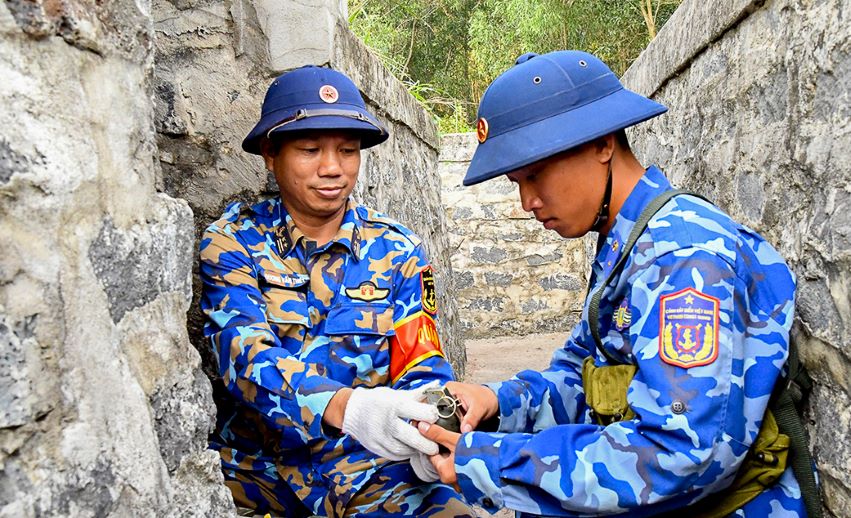 Phan cuoi cung trong kiem tra “3 tieng no” la nem luu dan. Chien si Danh Sang den tu Dai doi 3, buoc vao vi tri. Anh cam chac qua luu dan, thuc hien dong tac keo chot, dem nhip, nem. Mot tieng no dut khoat vang len, xac nhan su thanh cong tron ven cua phan thi. Ca doi dat ket qua Gioi.
