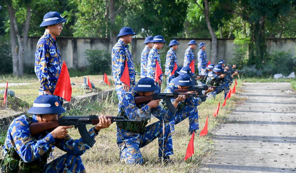 Tai khu vuc ban dan that, tieng ho lenh vang len chac nich cua can bo huan luyen keo ca doi hinh vao trang thai tap trung tuyet doi. Cac chien si lan luot thao tac nap dan, ngam ban, siet co — tung dong tac deu da duoc ren giua qua hang thang troi gian kho.