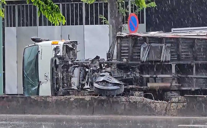 Scene of the truck overturning on Tran Van Giau Street. Photo: Minh Tam