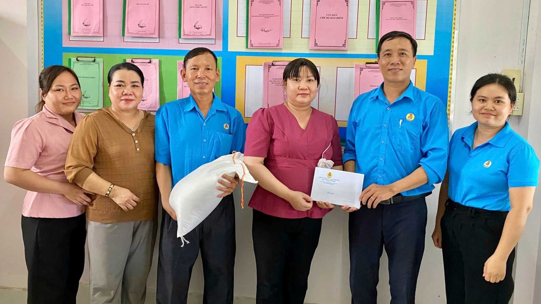 LĐLĐ huyện Cờ Đỏ thăm, tặng quà cho đoàn viên, người lao động. Ảnh: LĐLĐ huyện Cờ Đỏ