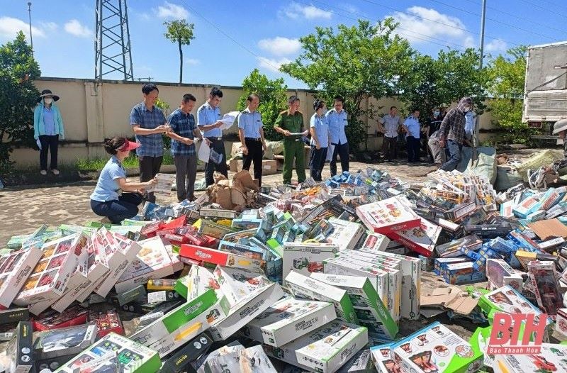 Cơ quan chức năng tỉnh Thanh Hóa tổ chức tiêu hủy hàng giả. Ảnh: Trần Lâm
