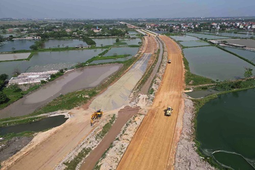 El presidente del Comite Popular de Hanoi, Tran Syh Thanh, envio una carta de recomendacion en el distrito de Phu Xuyen en la autorizacion del sitio. Foto: Huu Chanh