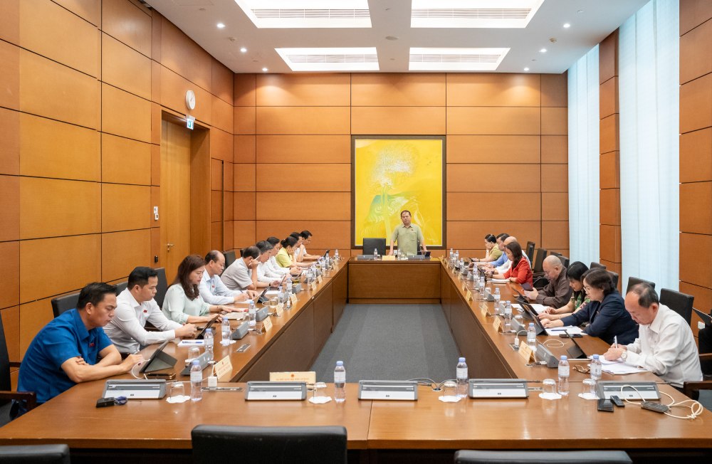 The National Assembly discussed in groups the draft Law amending and supplementing a number of articles of the Law on Credit Institutions, including preventing mass withdrawals. Photo: Pham Dong