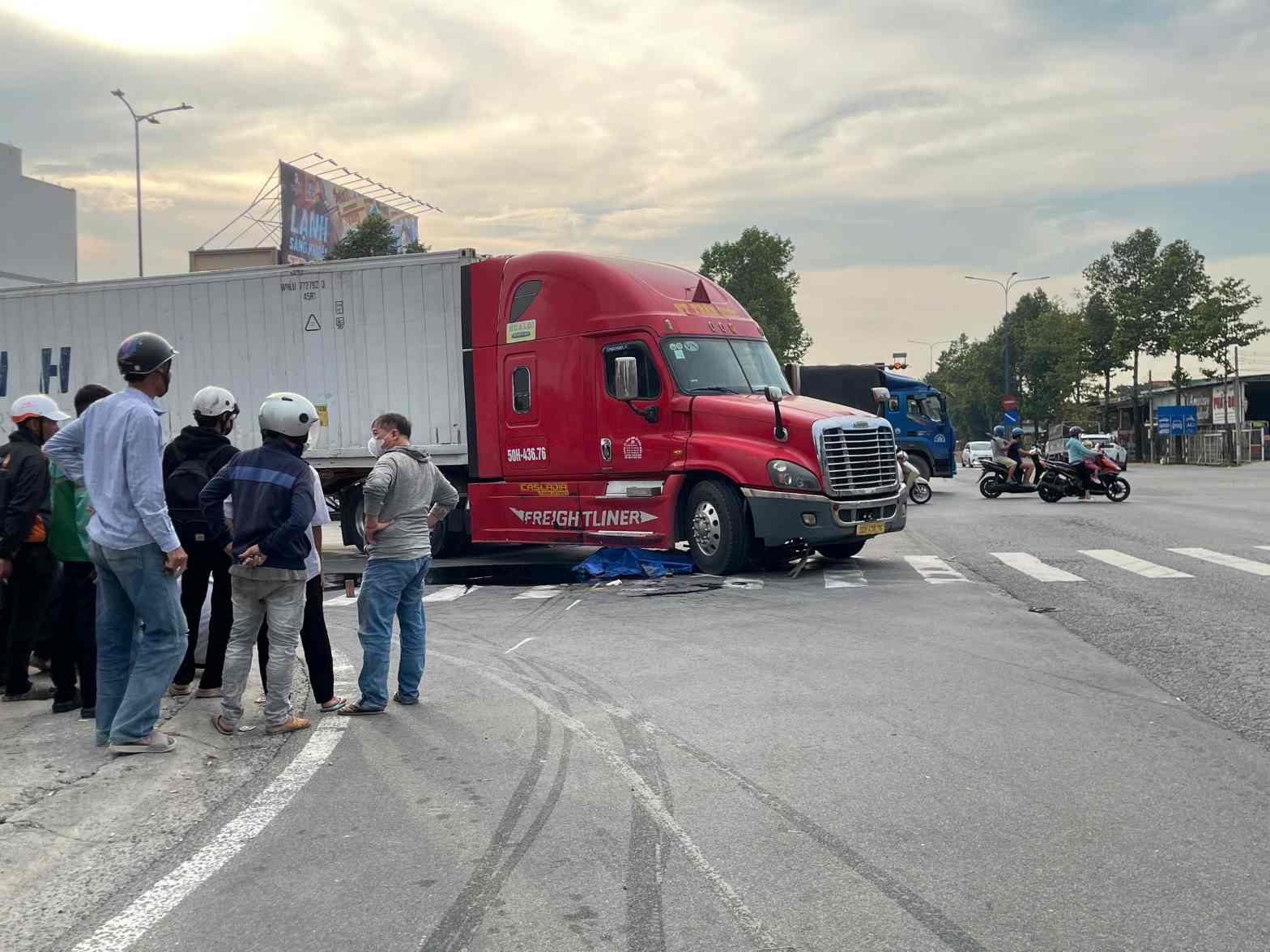 The scene of the traffic accident that killed the man. Photo: Dinh Trong