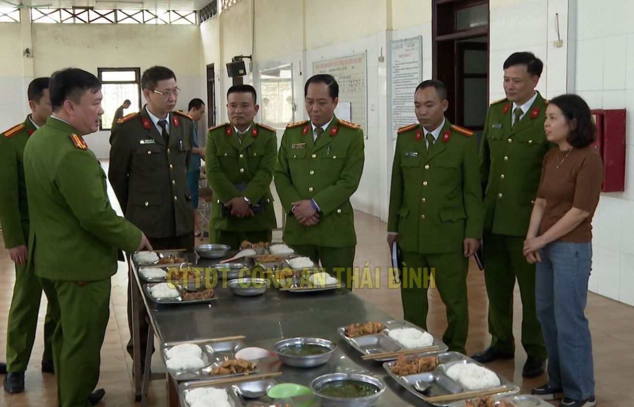 La delegacion del Departamento de Policia de Thai Binh inspecciono la recepcion de funciones y tareas en las instalaciones de desintoxicacion de drogas. Foto: Bui Thanh
