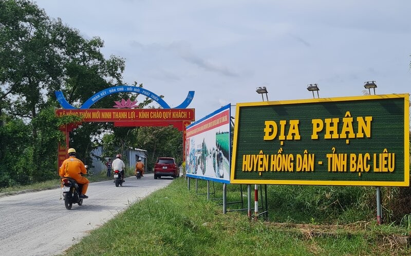 On the road leading to the new rural commune of Bac Lieu province. Photo: Nhat Ho