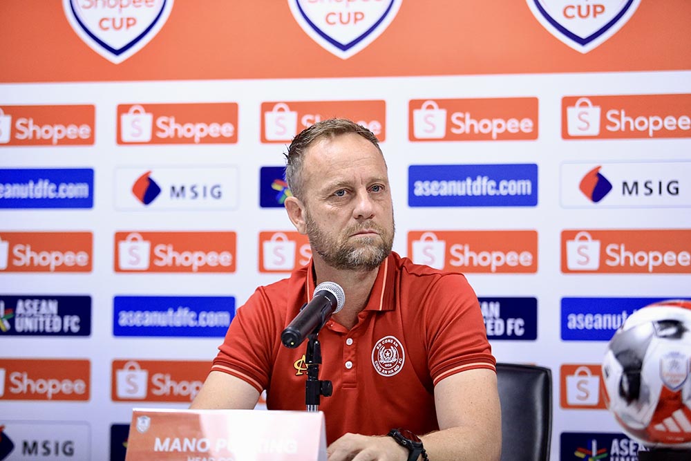 Coach Mano Polking of the Hanoi Police team. Photo: VFF