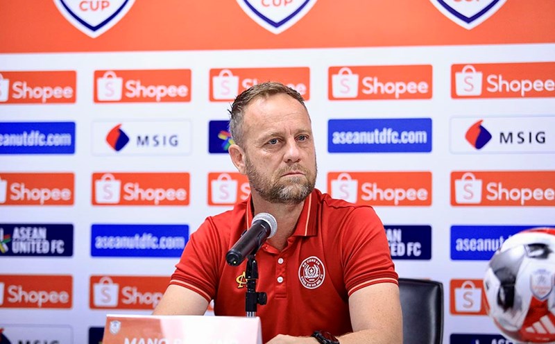 Coach Mano Polking of the Hanoi Police team. Photo: VFF