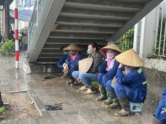 Nhieu nguoi lao dong