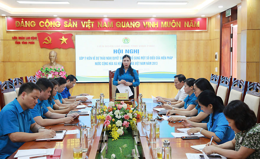 Presidente del sindicato de la provincia de Vinh Phuc, Trinh Thi Thoa, hablo en la conferencia. Foto: An VI