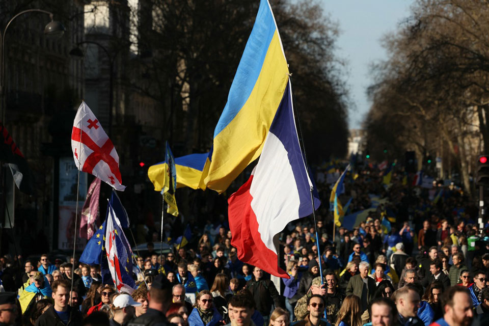 Las banderas nacionales francesas y de Ucrania aparecieron en una protesta en Paris el 23 de febrero. Foto: AFP
