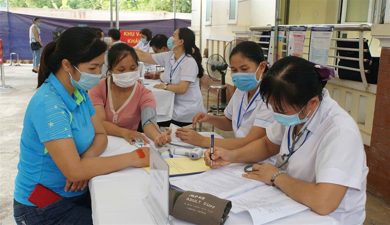 Nganh Y te Cao Bang khuyen cao nguoi dan duy tri cac bien phap phong chong dich COVID-19. Anh: Duc Giang
