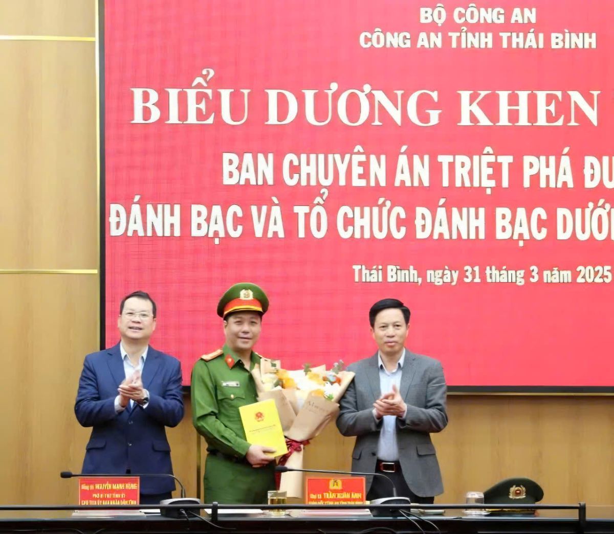 Pho Bi thu Tinh uy, Chu tich UBND tinh Thai Binh Nguyen Manh Hung va Pho Chu tich UBND tinh, Truong ban Chi dao 138 tinh Lai Van Hoan trao khen thuong, tang hoa chuc mung Dai ta Pham Manh Hung - Pho Giam doc, Thu truong Co quan Canh sat dieu tra Cong an tinh Thai Binh, Truongban chuyen an triet pha thanh cong duong day lo de quy mo nghin ti dong do Tuan “cho Goc” cam dau. Anh: Trung Du