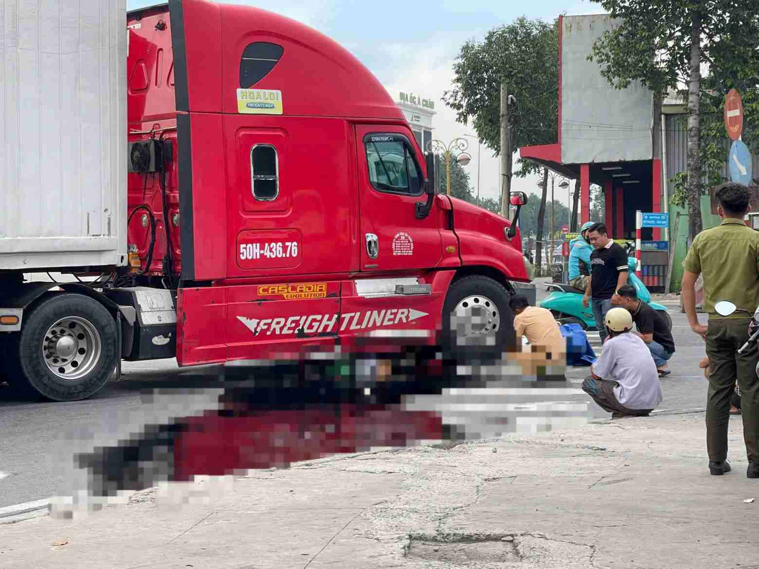 La escena de una moto y accidente de contenedor hizo que el hombre muriera. Foto: Dinh Trong