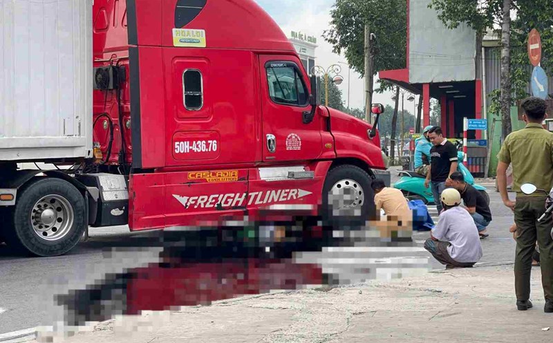 The scene of the motorbike and container accident that killed the man. Photo: Dinh Trong