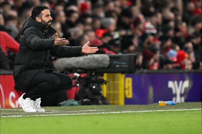 Ruben Amorim gap vo van song gio tai Old Trafford. Anh: AFP