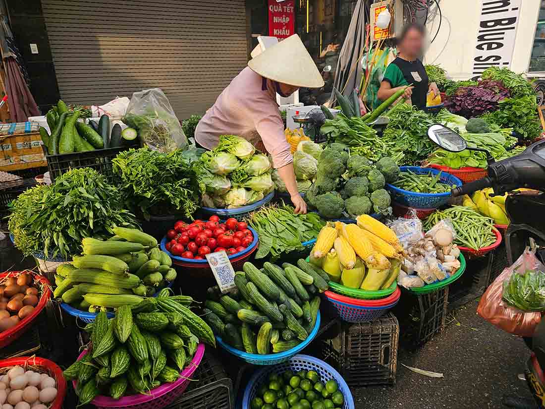 Một số loại rau củ ở chợ Dịch Vọng (quận Cầu Giấy) có dấu hiệu tăng nhẹ sau khi. 