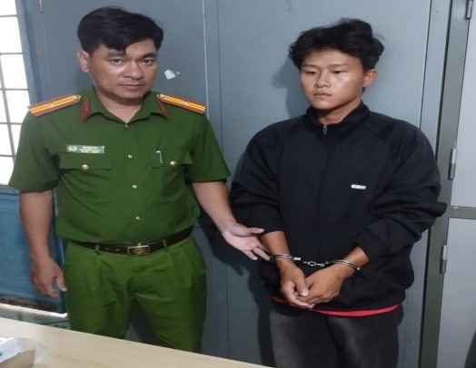 Linh dùng kéo đâm ông Y bị thương vì thấy ông này đánh mẹ của mình. Ảnh: Công an cung cấp