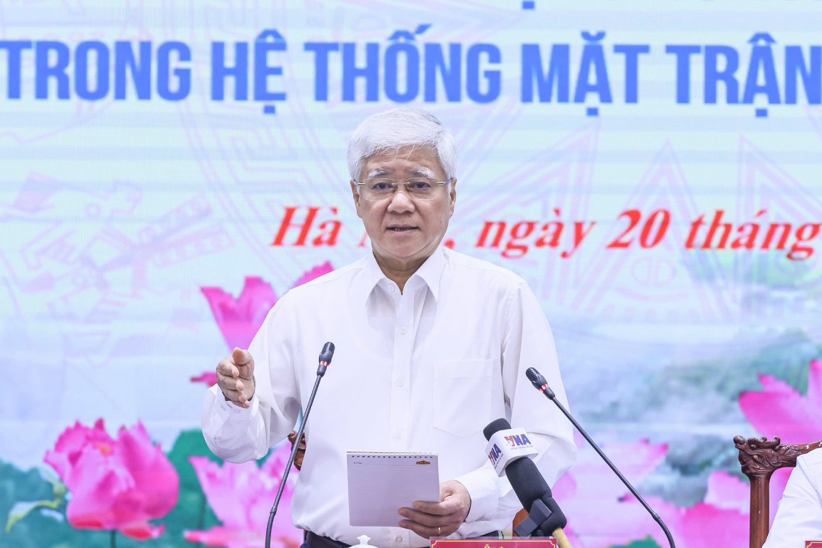 Sr. Do Van Chien - Miembro del Politburo, Secretario del Comite Central del Partido, Secretario del Comite del Frente de la Paterna, organizaciones de masas centrales, Presidente del Comite Central del Frente de Paternas de Vietnam, hablo en la conferencia. Foto: Quang Vinh