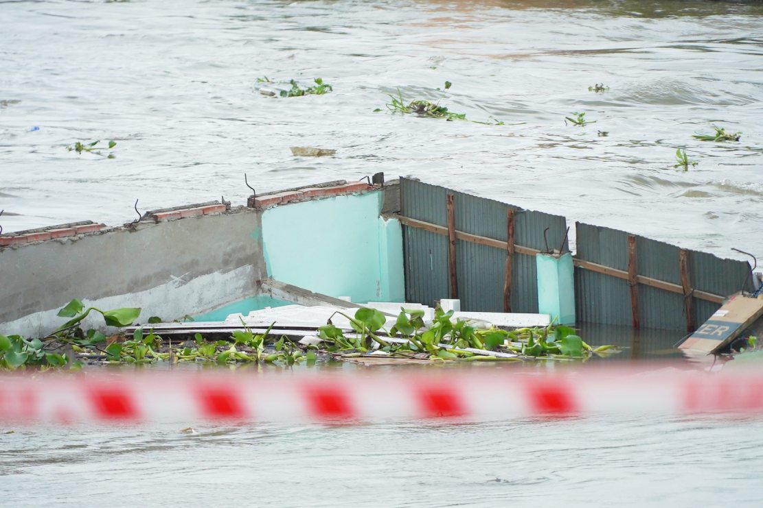 La casa fue presionada debajo del rio O Mon en la lata