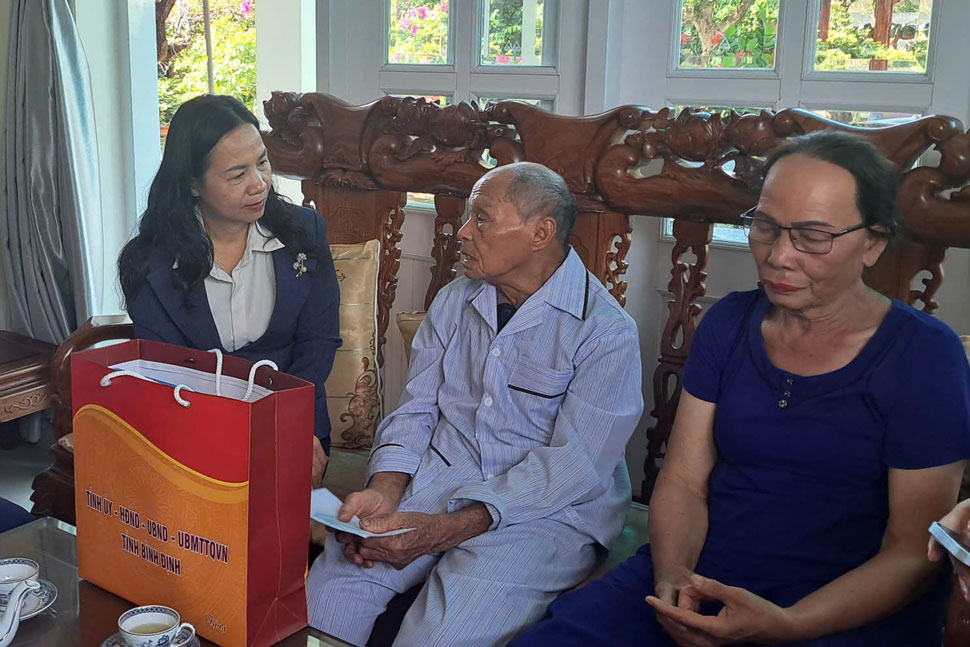 Ms. Le Binh Thanh visited and presented gifts to the family of Senior Lieutenant Nguyen Hong Sinh. Photo: Vietnam Fatherland Front Committee of Binh Dinh province