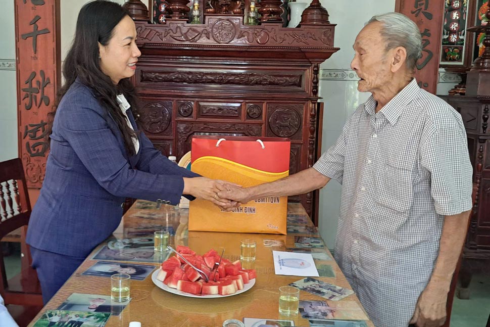 Ba Le Binh Thanh den tham, tang qua gia dinh thieu uy Nguyen Thiet Ke. Anh: