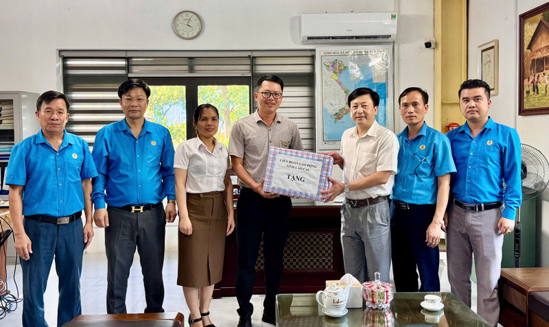 Visitar, alentar y dar regalos a los empleados de Babeni Vietnam Co., Ltd. Lao Cai Branch. Foto: Tuan Hai